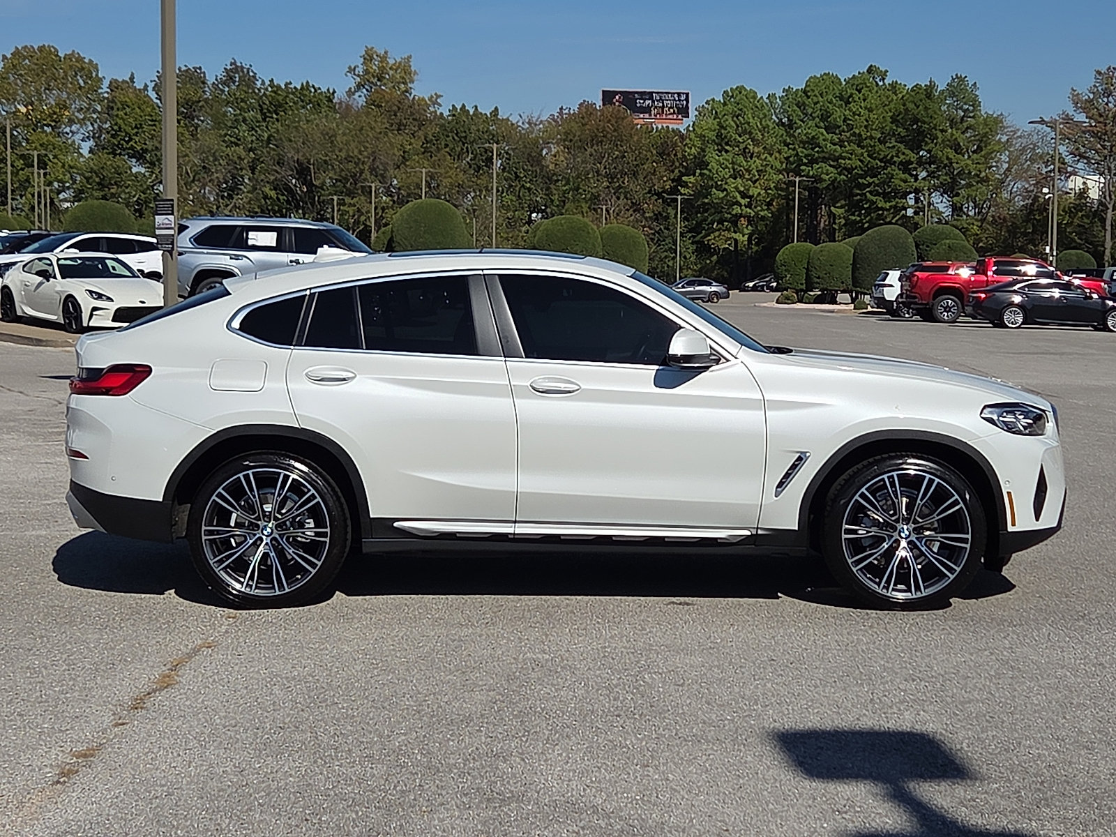 Used 2025 BMW X4 xDrive30i w/ Premium Package AWD/4WD image 6