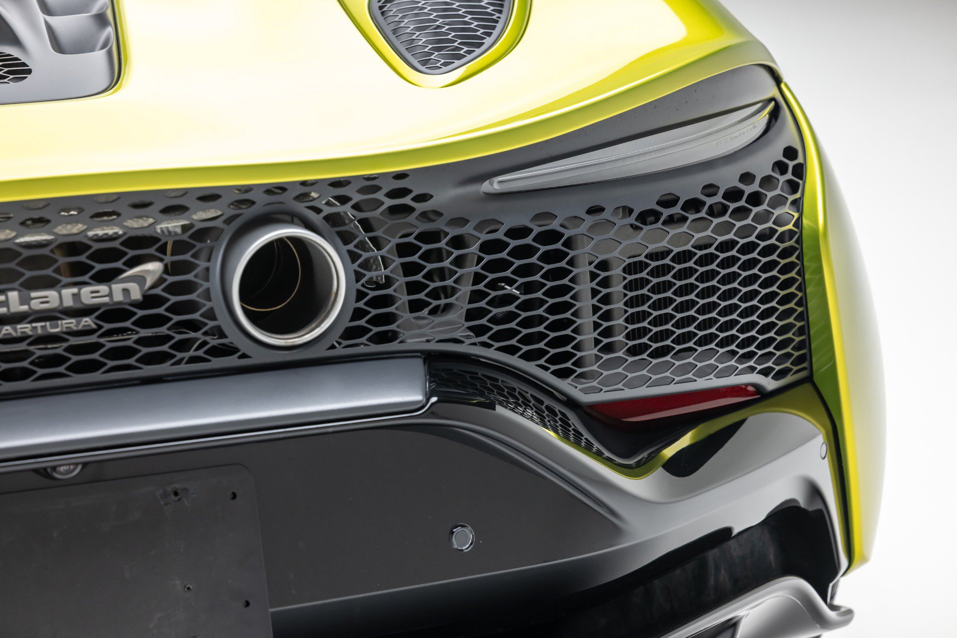 Used 2025 McLaren Artura Spider RWD image 23