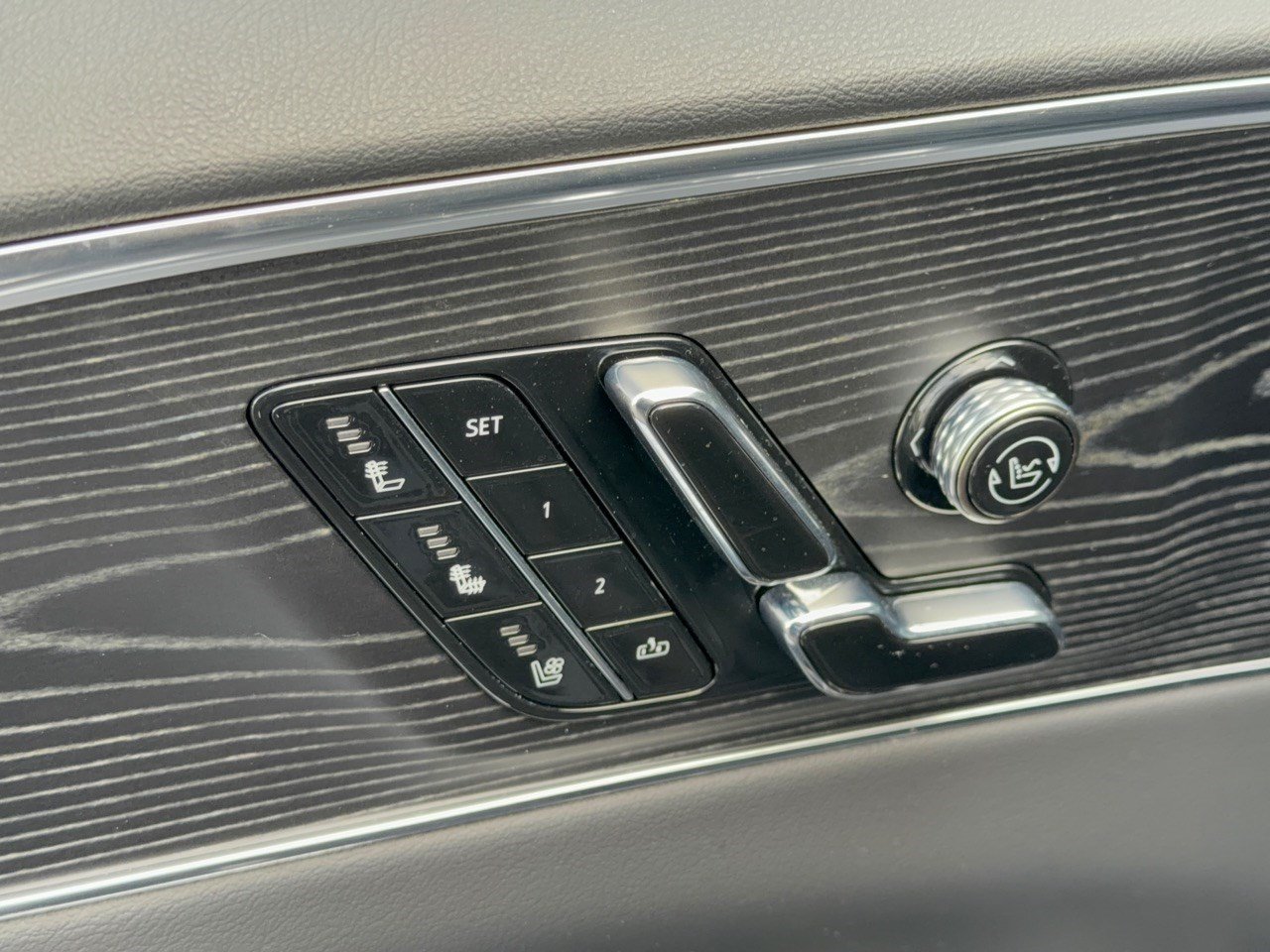 Used 2024 Cadillac Lyriq Luxury AWD/4WD image 16