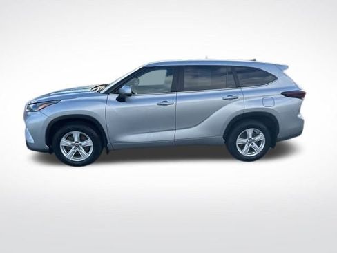Used 2024 Toyota Highlander LE image 2