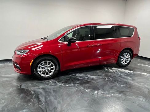 New 2026 Chrysler Pacifica Limited image 22