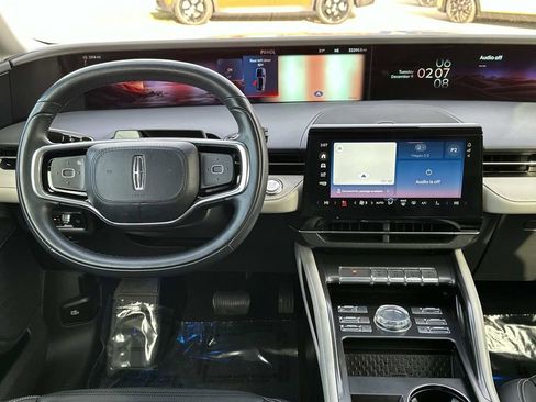 Used 2024 Lincoln Nautilus Reserve image 10