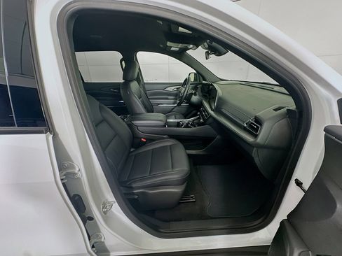 Used 2025 Chevrolet Traverse LT image 33