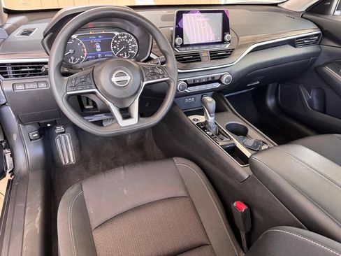 Used 2025 Nissan Altima 2.5 SV FWD image 2