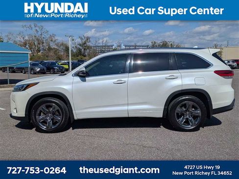 Used 2017 Toyota Highlander Limited Platinum image 2