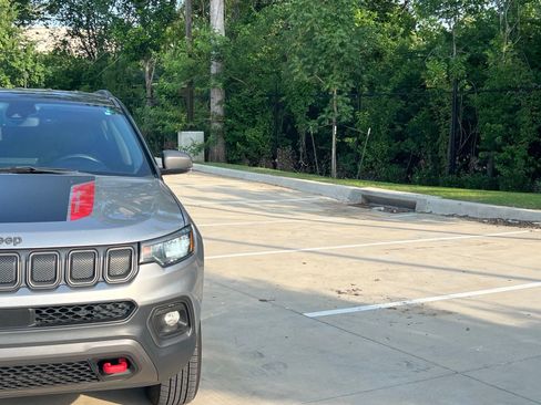 Used 2022 Jeep Compass Trailhawk w/ Trailhawk Convenience Group AWD/4WD image 3