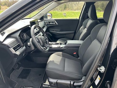 Used 2025 Mitsubishi Outlander ES image 25