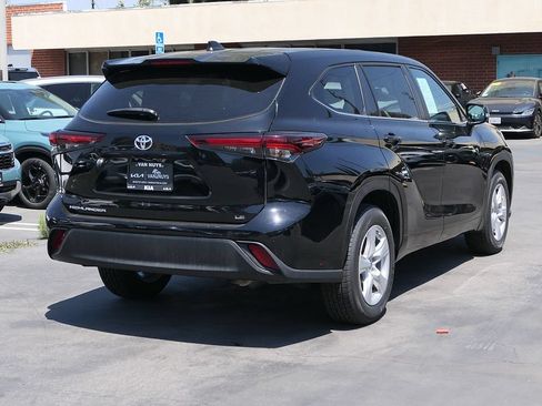 Used 2024 Toyota Highlander LE FWD image 3
