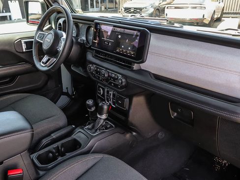 Used 2024 Jeep Wrangler Unlimited Sahara AWD/4WD image 15