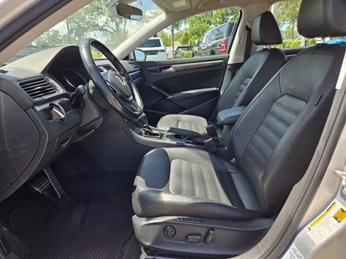 Used 2018 Volkswagen Passat 2.0T SEL Premium FWD image 12