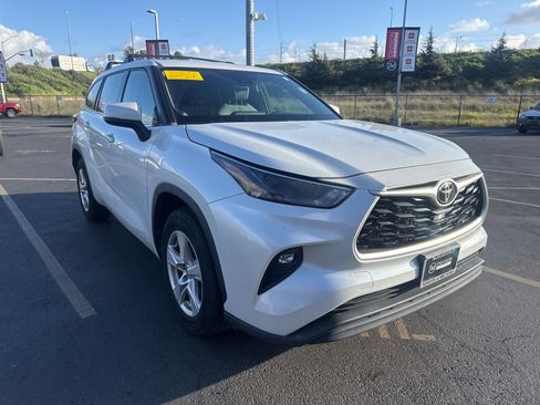 Certified 2022 Toyota Highlander LE image 1