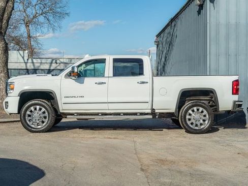 Used 2019 GMC Sierra 2500 Denali w/ Duramax Plus Package image 3
