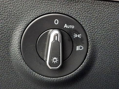 Certified 2025 Volkswagen Taos SE w/ Panoramic Sunroof Package image 24