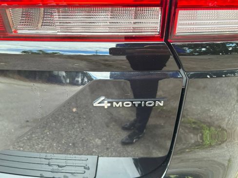 Used 2024 Volkswagen Atlas Peak Edition SE AWD/4WD image 9