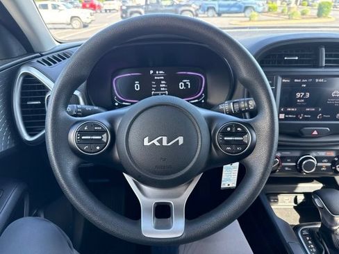 Used 2025 Kia Soul LX w/ LX Technology Package FWD image 14