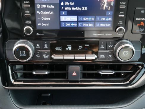 Used 2020 Toyota Highlander LE AWD/4WD image 23