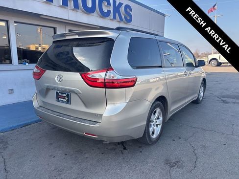 Used 2017 Toyota Sienna LE image 2