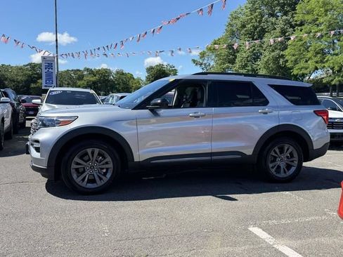 Used 2022 Ford Explorer XLT w/ Equipment Group 202A AWD/4WD image 4