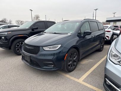 Used 2021 Chrysler Pacifica Touring-L w/ Uconnect Theater Family Group