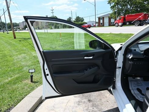 Used 2025 Nissan Altima 2.5 SV FWD image 26