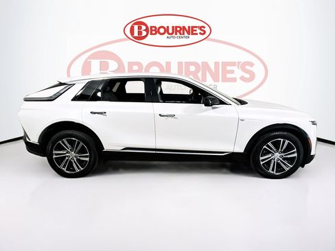 Used 2024 Cadillac Lyriq Luxury AWD/4WD image 11