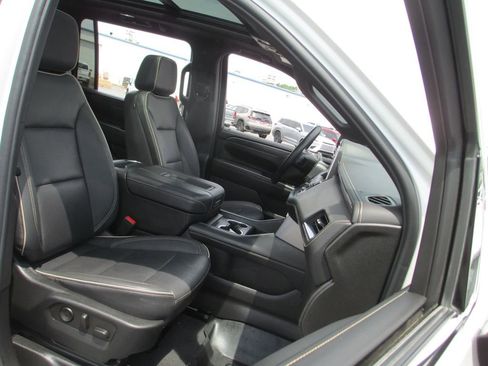 Used 2023 GMC Yukon XL SLT w/ SLT Luxury Package AWD/4WD image 25