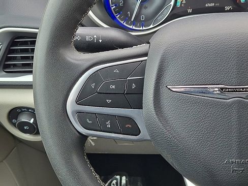 Used 2023 Chrysler Pacifica Touring-L FWD image 19