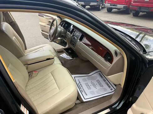 Used 2003 Lincoln Town Car Executive RWD image 17