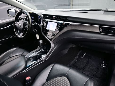 Used 2020 Toyota Camry SE FWD image 13