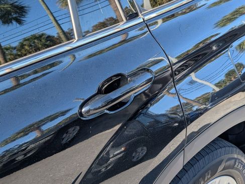 Used 2021 Toyota Highlander LE image 29