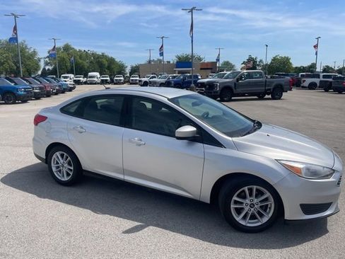 Used 2018 Ford Focus SE FWD image 2