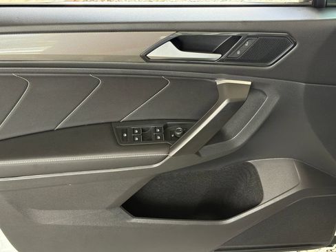 Used 2023 Volkswagen Tiguan SE FWD image 3