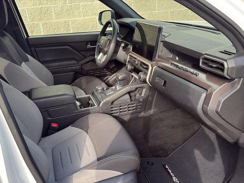 Used 2025 Toyota Tacoma TRD Off-Road AWD/4WD image 20