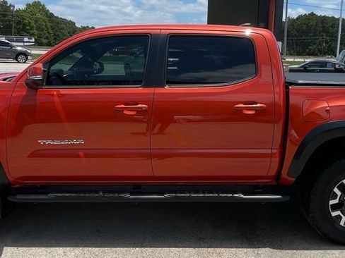 Used 2018 Toyota Tacoma TRD Off-Road w/ Technology Package RWD image 8