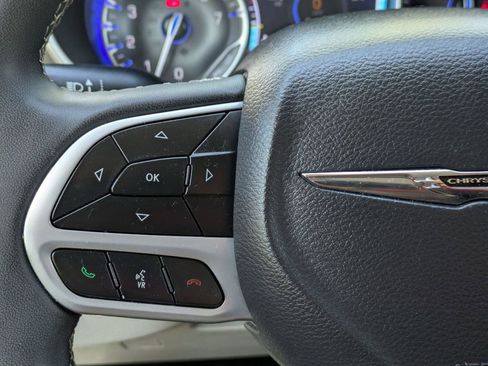 Used 2024 Chrysler Pacifica Touring-L FWD image 20