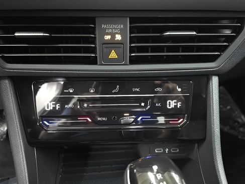 Used 2025 Volkswagen Jetta SE image 26