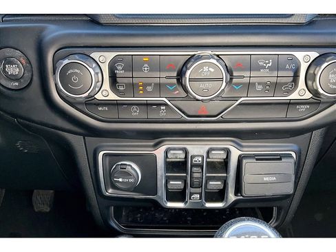Used 2020 Jeep Wrangler Unlimited Sahara AWD/4WD image 30