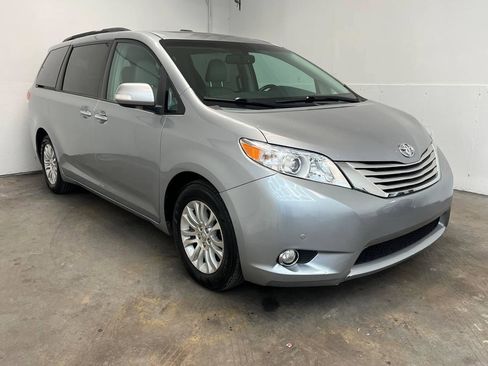 Used 2013 Toyota Sienna Limited w/ Premium Pkg AWD/4WD image 3