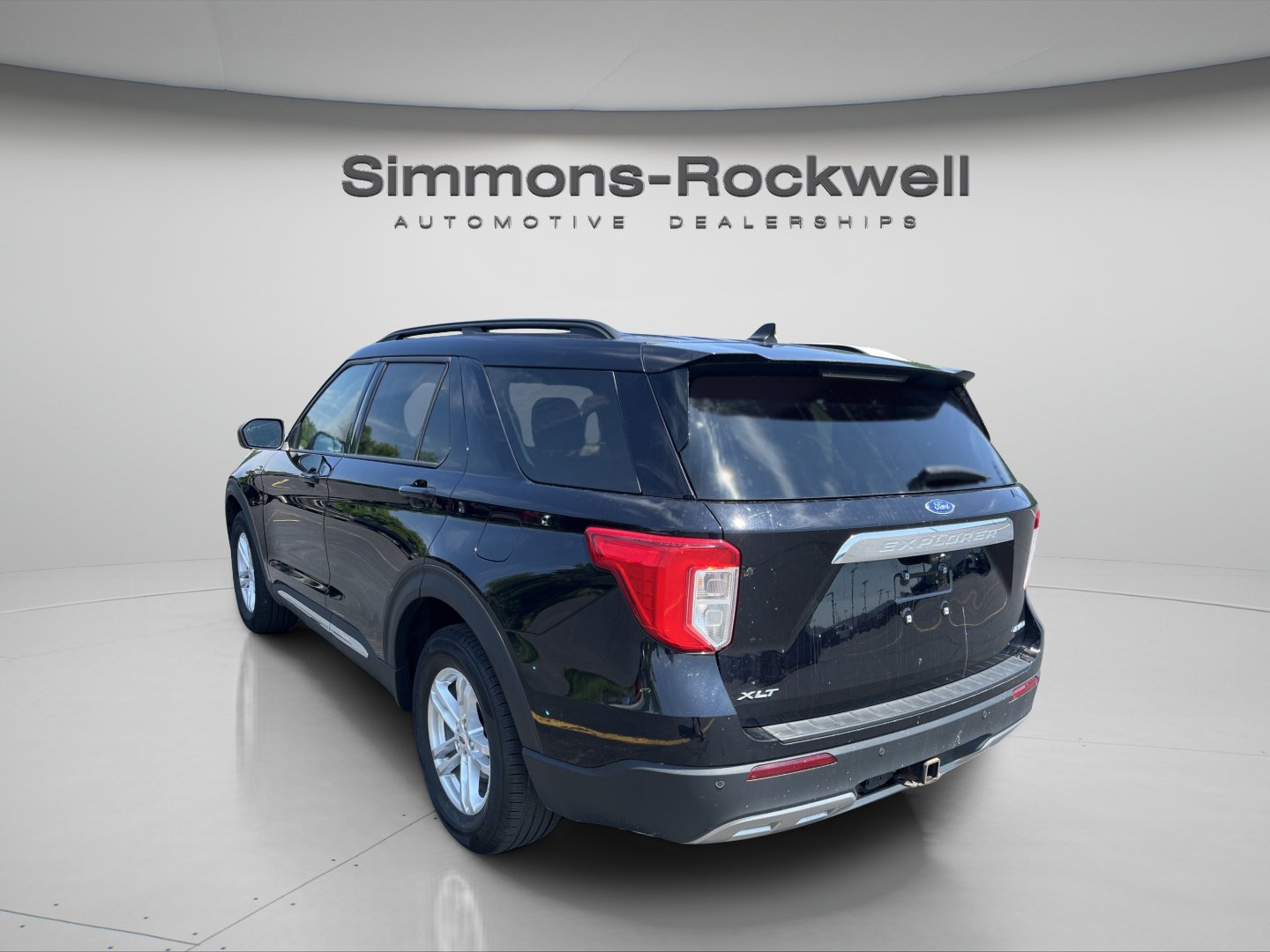Used 2023 Ford Explorer XLT AWD/4WD image 3