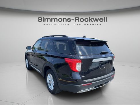 Used 2023 Ford Explorer XLT AWD/4WD image 3