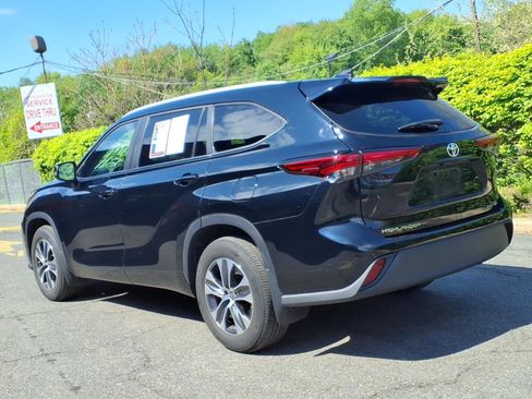 Used 2023 Toyota Highlander XLE AWD/4WD image 4