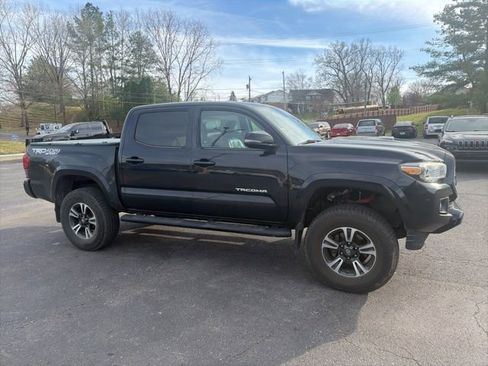 Used 2019 Toyota Tacoma TRD Sport image 5