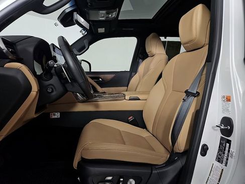 Used 2025 Lexus LX 600 4WD w/ Luxury Package image 16