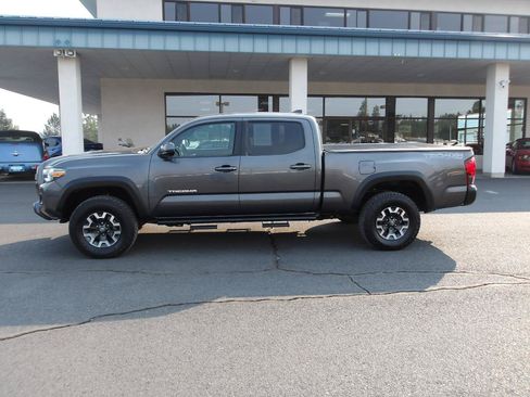 Used 2019 Toyota Tacoma TRD Off-Road AWD/4WD image 2