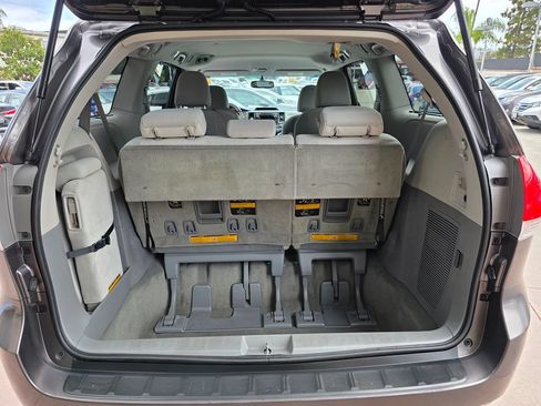 Used 2012 Toyota Sienna LE w/ Preferred Pkg FWD image 18