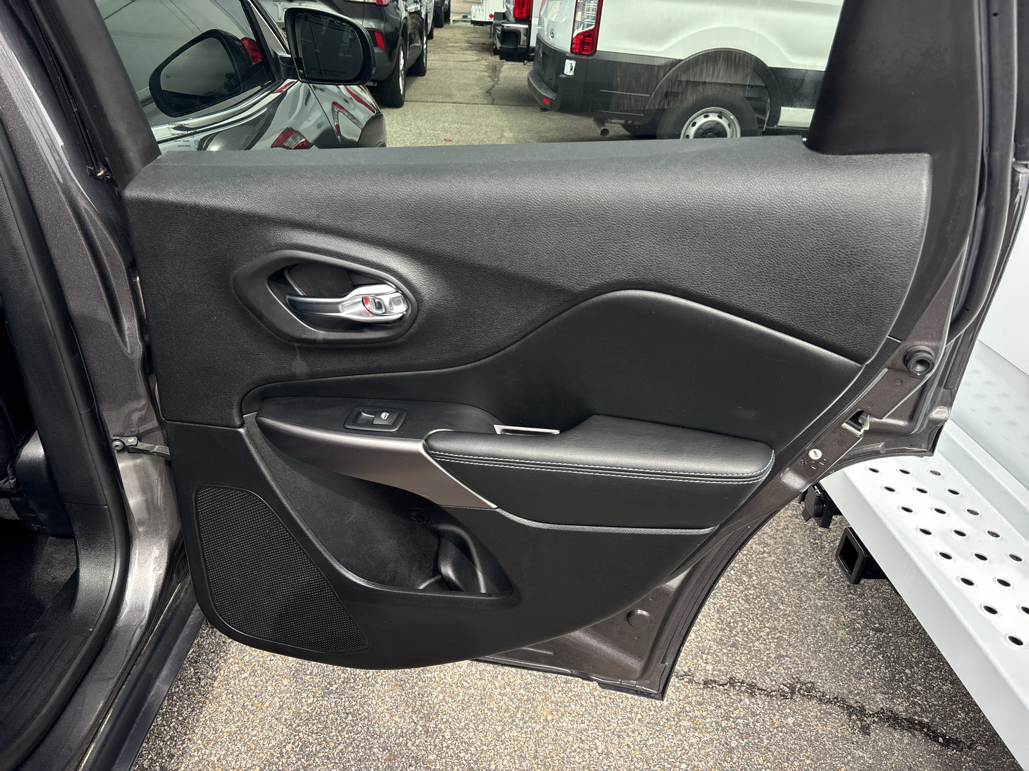 Used 2019 Jeep Cherokee Latitude Plus w/ Comfort/Convenience Group FWD image 7