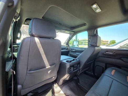 Used 2025 GMC Sierra 2500 AT4 w/ AT4 Premium Plus Package AWD/4WD image 11