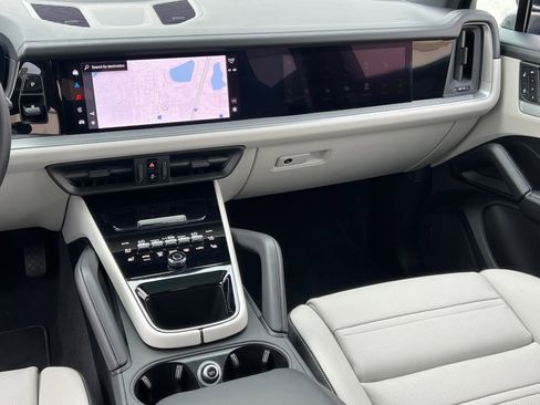 Certified 2025 Porsche Cayenne image 24