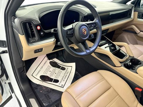 Used 2024 Porsche Cayenne Coupe AWD/4WD image 9