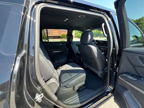 Used 2025 Chevrolet Traverse LT FWD image 17